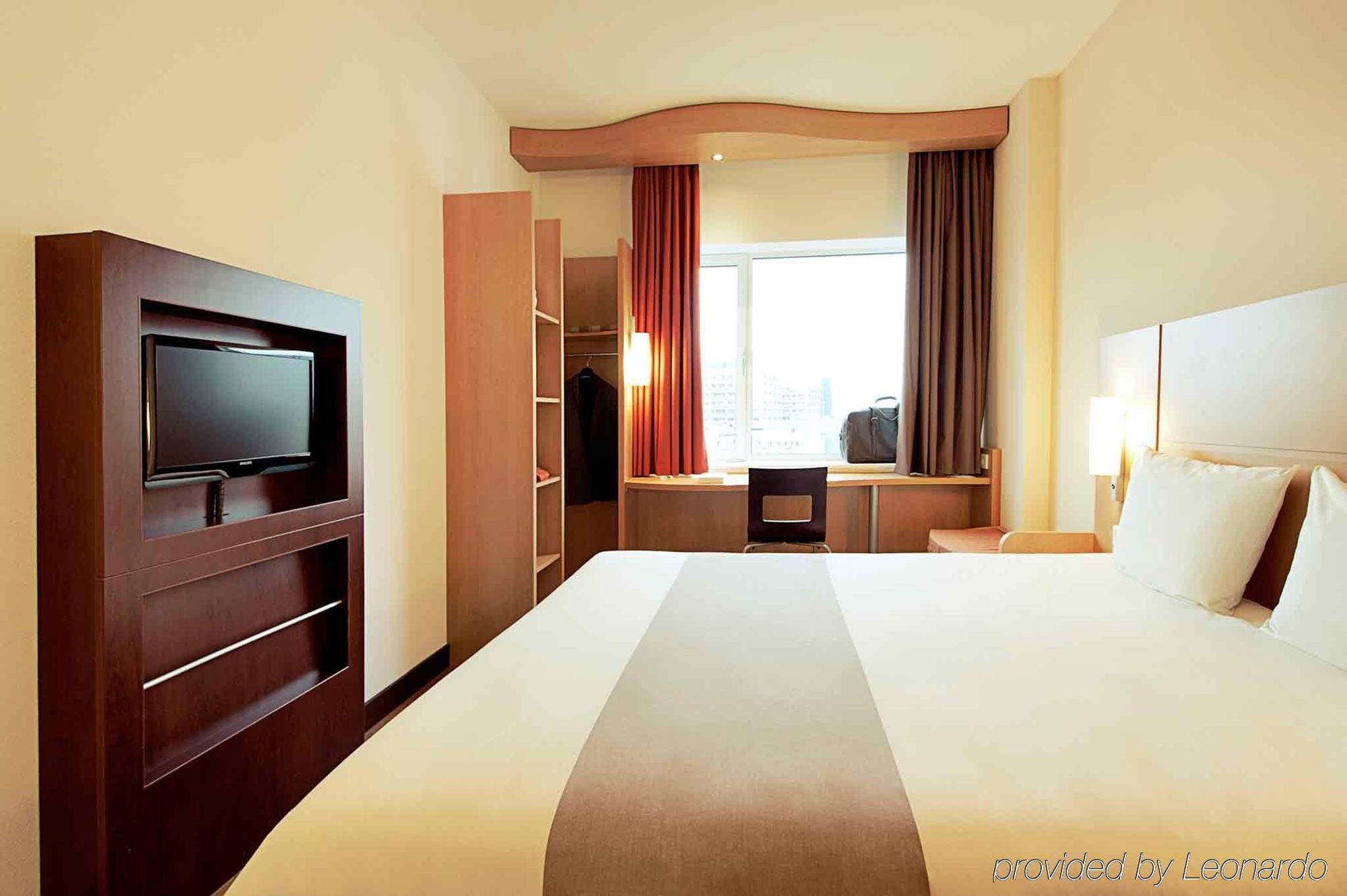 Отель Ibis Paris Pont De Suresnes Longchamp Экстерьер фото