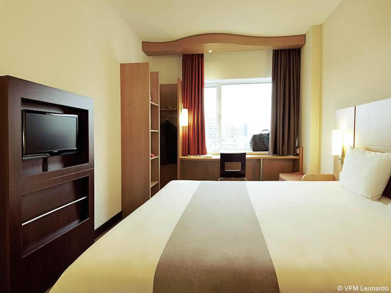 Отель Ibis Paris Pont De Suresnes Longchamp Экстерьер фото